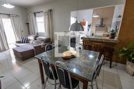 Casa à venda com 422m², 5 quartos e 2 vagas Casa à venda com 422m², 5 quartos e 2 vagasCasa 2 / Sala