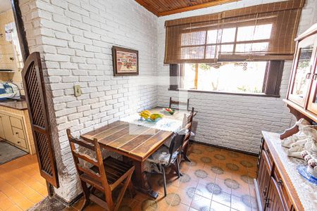 Casa à venda com 422m², 5 quartos e 2 vagas Casa à venda com 422m², 5 quartos e 2 vagasSala de jantar