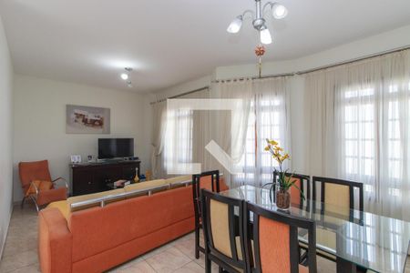 Sala de casa à venda com 4 quartos, 248m² em Vila Nivi, São Paulo