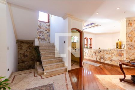 Casa à venda com 520m², 4 quartos e 3 vagasEscada