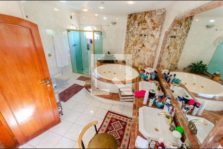 Casa à venda com 520m², 4 quartos e 3 vagasBanheiro da Suíte 1