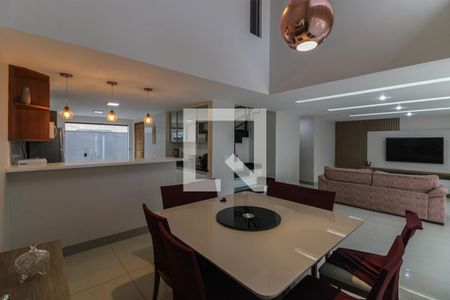 Sala de casa de condomínio para alugar com 4 quartos, 400m² em Vargem Pequena, Rio de Janeiro