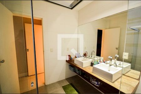 Apartamento à venda com 76m², 2 quartos e sem vagaBanheiro da Suíte