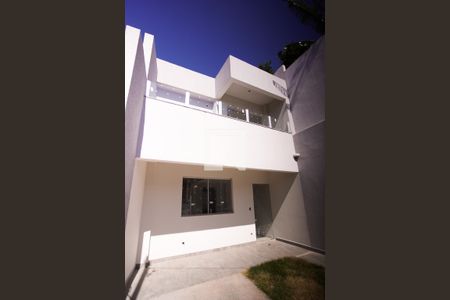 Casa à venda com 65m², 2 quartos e 1 vaga Casa à venda com 65m², 2 quartos e 1 vagaFachada e Garagem