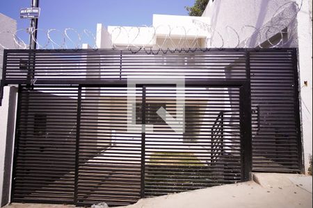 Casa à venda com 65m², 2 quartos e 1 vaga Casa à venda com 65m², 2 quartos e 1 vagaFachada