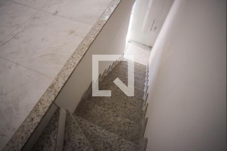 Casa à venda com 83m², 2 quartos e 1 vagaEscada