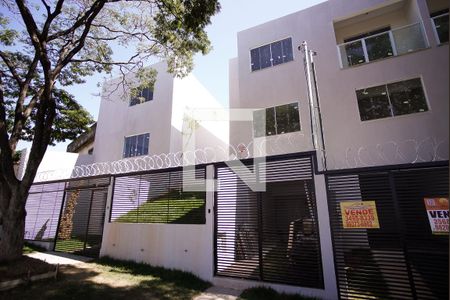 Casa à venda com 80m², 2 quartos e 1 vaga Casa à venda com 80m², 2 quartos e 1 vagaFachada