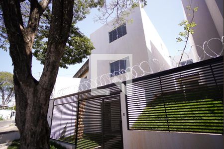 Casa à venda com 96m², 2 quartos e 2 vagas Casa à venda com 96m², 2 quartos e 2 vagasFachada