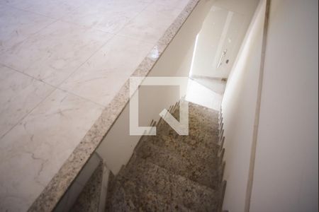 Casa à venda com 96m², 2 quartos e 2 vagas Casa à venda com 96m², 2 quartos e 2 vagasEscada