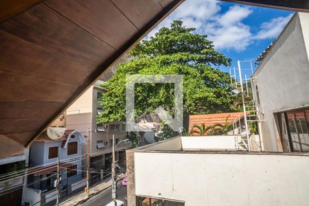 Casa à venda com 340m², 6 quartos e 3 vagas Casa à venda com 340m², 6 quartos e 3 vagasQuarto 4 vista da janela