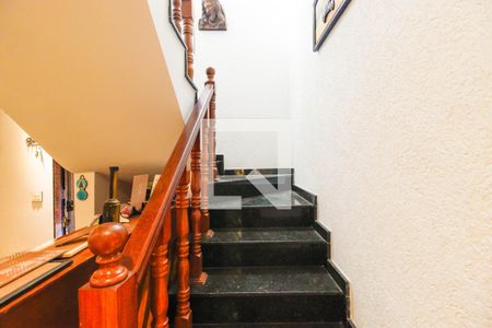 Escada de casa para alugar com 3 quartos, 239m² em Jardim Textil, São Paulo