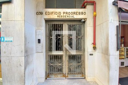 Apartamento à venda com 110m², 2 quartos e sem vaga Apartamento à venda com 110m², 2 quartos e sem vagaFachada e Portária