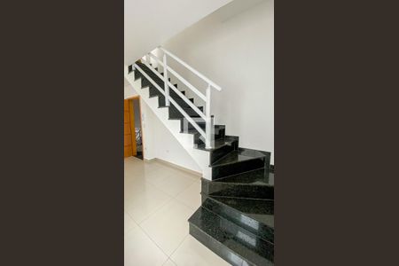 Apartamento à venda com 98m², 2 quartos e 2 vagas Apartamento à venda com 98m², 2 quartos e 2 vagasEscada