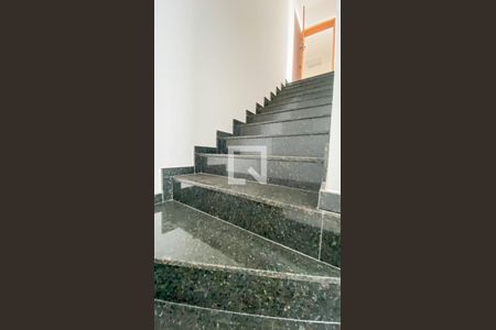 Apartamento à venda com 101m², 2 quartos e 2 vagas Apartamento à venda com 101m², 2 quartos e 2 vagasEscada