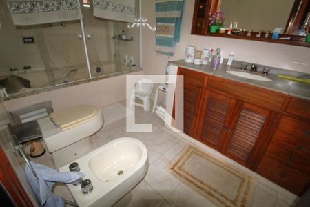 Casa de condomínio à venda com 480m², 4 quartos e 3 vagasBanheiro da suíte 1