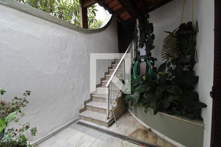 Casa de condomínio à venda com 480m², 4 quartos e 3 vagasVaranda lateral da sala