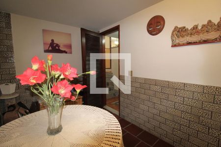 Casa de condomínio à venda com 480m², 4 quartos e 3 vagasAdega