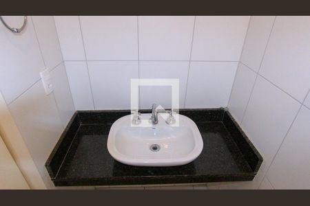 Casa à venda com 62m², 2 quartos e 2 vagasBanheiro 1