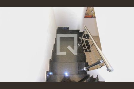 Casa à venda com 62m², 2 quartos e 2 vagasEscada