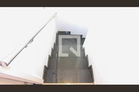 Casa à venda com 62m², 2 quartos e 2 vagasEscada