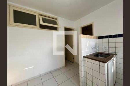 Sala / Cozinha de kitnet/studio para alugar com 1 quarto, 22m² em Cln 313, Brasília