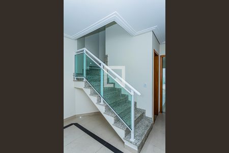 Escada de casa para alugar com 3 quartos, 258m² em Jardim Marisa, São Paulo