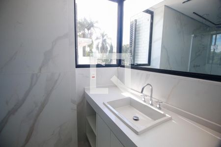 Casa à venda com 420m², 4 quartos e 4 vagasBanheiro da Suíte 1