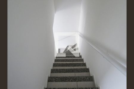 Escadas de casa de condomínio para alugar com 2 quartos, 70m² em Vila dos Remédios, São Paulo