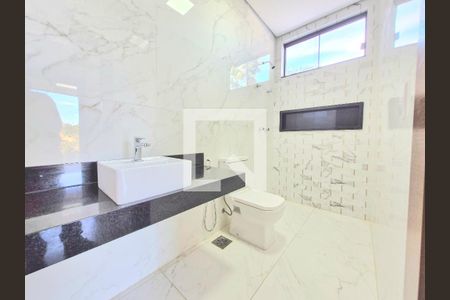 Casa à venda com 230m², 4 quartos e 4 vagas Casa à venda com 230m², 4 quartos e 4 vagasBanheiro suíte