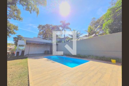 Casa à venda com 230m², 4 quartos e 4 vagas Casa à venda com 230m², 4 quartos e 4 vagasPiscina