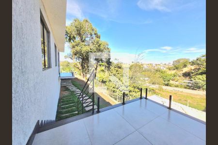 Casa à venda com 230m², 4 quartos e 4 vagas Casa à venda com 230m², 4 quartos e 4 vagasEscada quintal