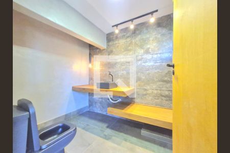 Casa à venda com 230m², 4 quartos e 4 vagas Casa à venda com 230m², 4 quartos e 4 vagasBanheiro social