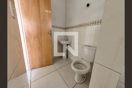 Banheiro de casa de condomínio para alugar com 1 quarto, 24m² em Vila Palmeiras, São Paulo