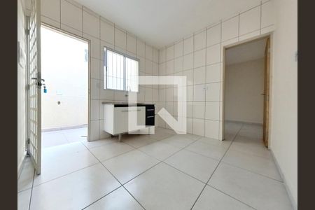Cozinha de casa de condomínio para alugar com 1 quarto, 24m² em Vila Palmeiras, São Paulo