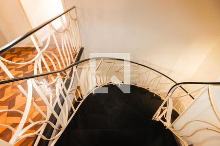 Casa à venda com 268m², 4 quartos e 4 vagasEscada