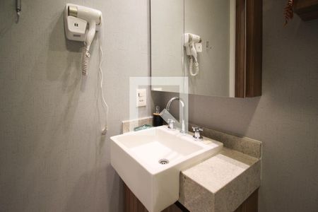Banheiro de kitnet/studio para alugar com 1 quarto, 26m² em Moema, São Paulo