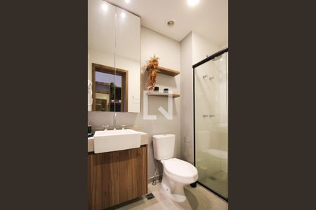 Banheiro de kitnet/studio para alugar com 1 quarto, 26m² em Moema, São Paulo