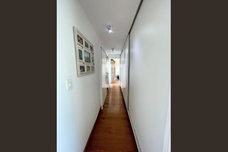 Casa à venda com 290m², 4 quartos e 3 vagas Casa à venda com 290m², 4 quartos e 3 vagascorredor