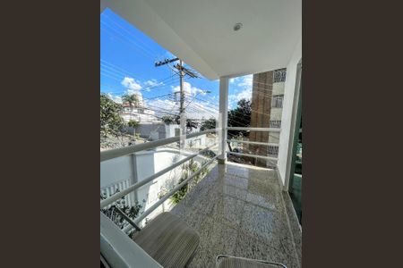 Casa à venda com 290m², 4 quartos e 3 vagas Casa à venda com 290m², 4 quartos e 3 vagasvaranda 2