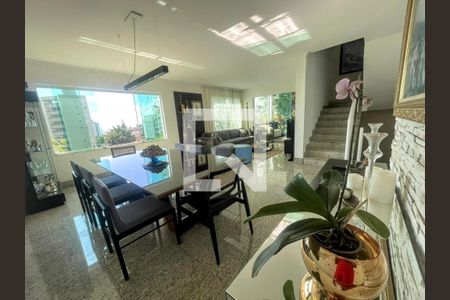 Casa à venda com 290m², 4 quartos e 3 vagas Casa à venda com 290m², 4 quartos e 3 vagassala