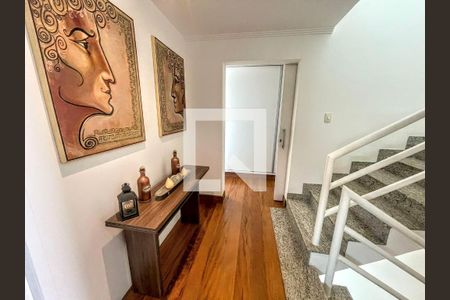 Casa à venda com 290m², 4 quartos e 3 vagas Casa à venda com 290m², 4 quartos e 3 vagasescadas