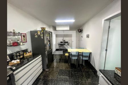 Casa à venda com 290m², 4 quartos e 3 vagas Casa à venda com 290m², 4 quartos e 3 vagasCozinha