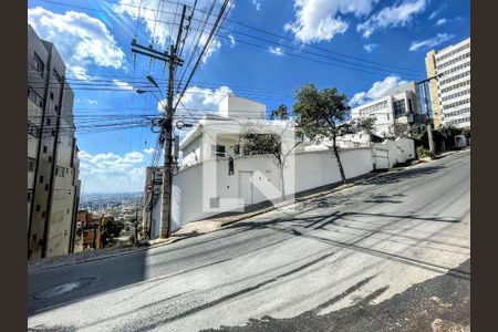 Casa à venda com 290m², 4 quartos e 3 vagas Casa à venda com 290m², 4 quartos e 3 vagasrua