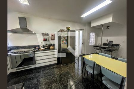 Casa à venda com 290m², 4 quartos e 3 vagas Casa à venda com 290m², 4 quartos e 3 vagascozinha