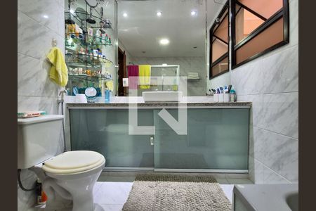 Apartamento à venda com 220m², 4 quartos e 3 vagas Apartamento à venda com 220m², 4 quartos e 3 vagasBanheiro da Suíte 2