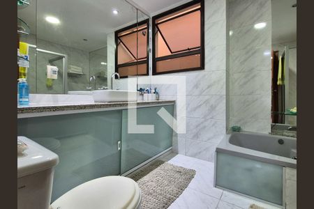 Apartamento à venda com 220m², 4 quartos e 3 vagas Apartamento à venda com 220m², 4 quartos e 3 vagasBanheiro da Suíte 2