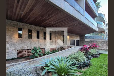 Apartamento à venda com 220m², 4 quartos e 3 vagas Apartamento à venda com 220m², 4 quartos e 3 vagasEntrada