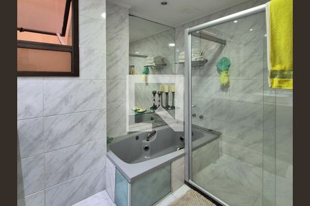 Apartamento à venda com 220m², 4 quartos e 3 vagas Apartamento à venda com 220m², 4 quartos e 3 vagasBanheiro da Suíte 2