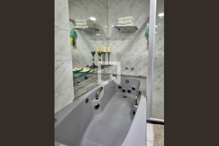 Apartamento à venda com 220m², 4 quartos e 3 vagas Apartamento à venda com 220m², 4 quartos e 3 vagasBanheiro da Suíte 2