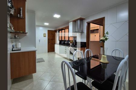 Apartamento à venda com 220m², 4 quartos e 3 vagas Apartamento à venda com 220m², 4 quartos e 3 vagasCozinha